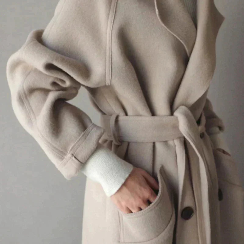 Lång kappa med skärp och spetsig krage för kvinnor